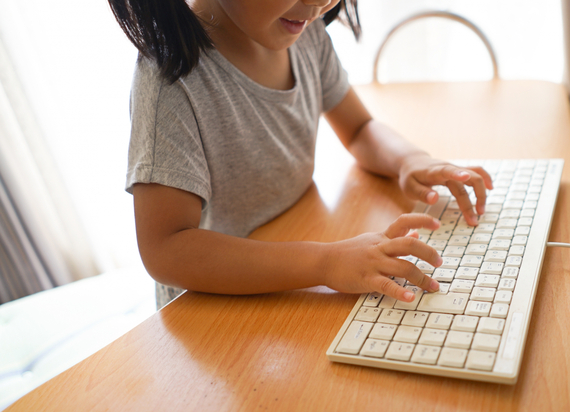 プログラミングする子供の図